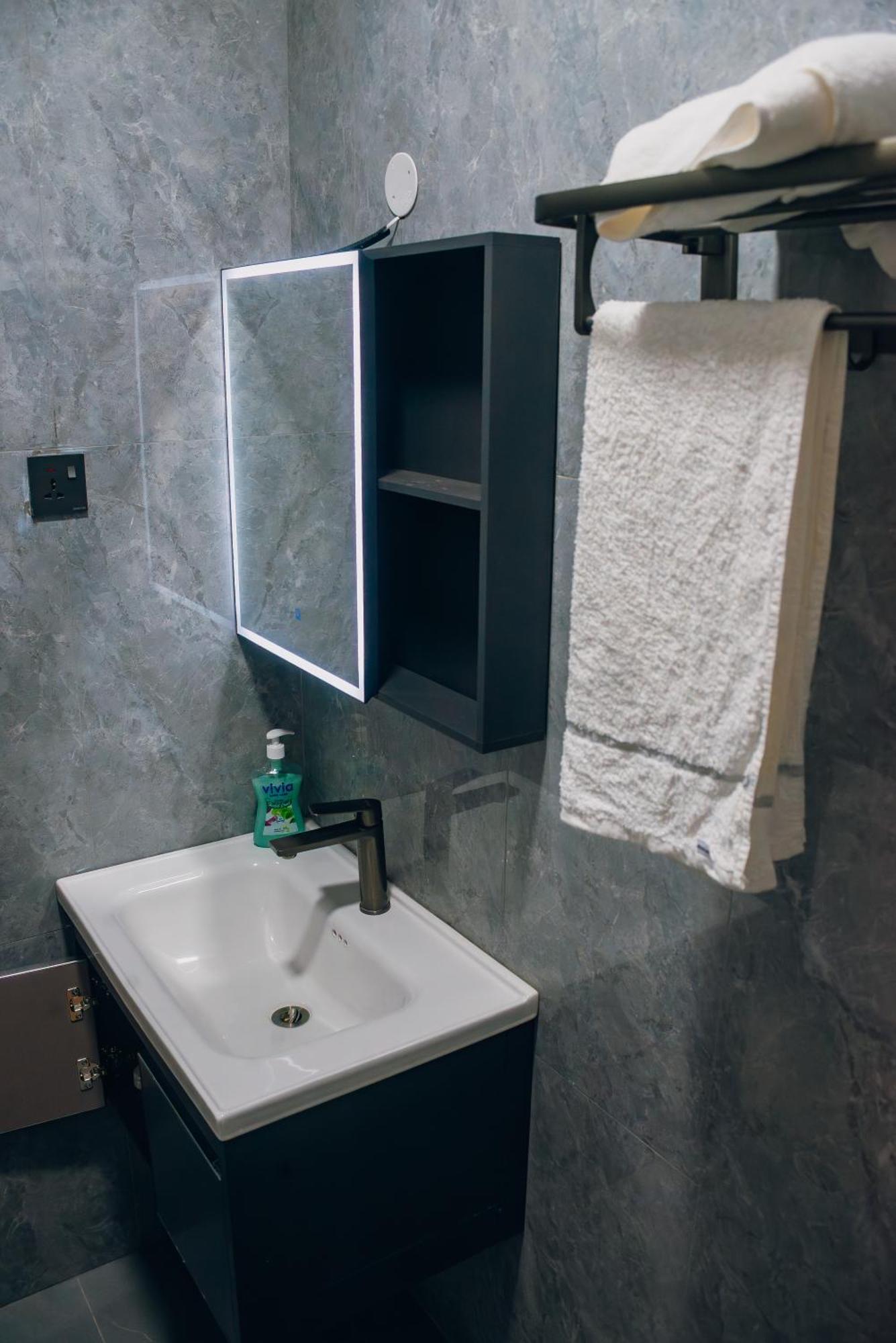Modern 1 Bedroom In Kilimani With Rooftop Access, Workspace Apartment *