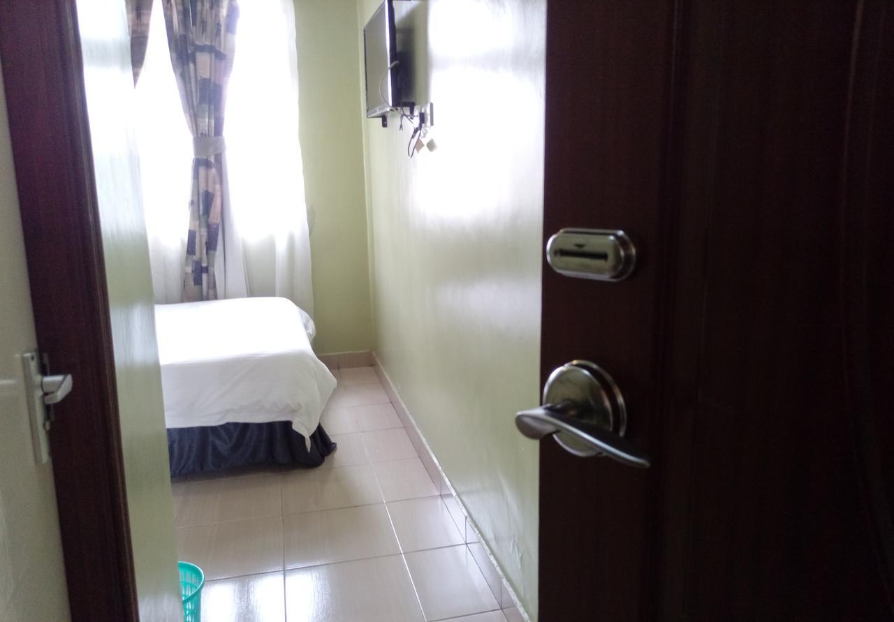 Ash White 2* Nairobi