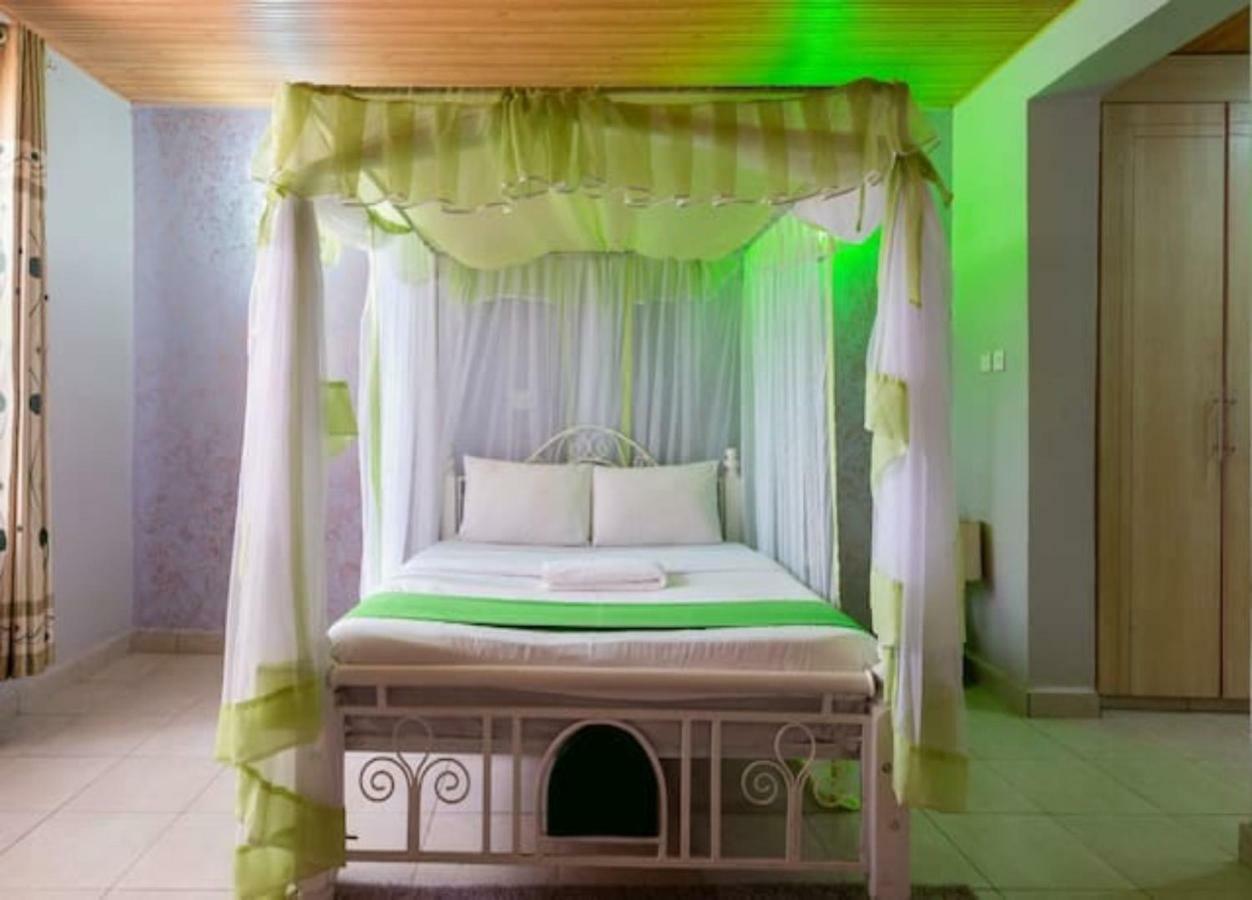 Nemadek Royal Park Homestay *