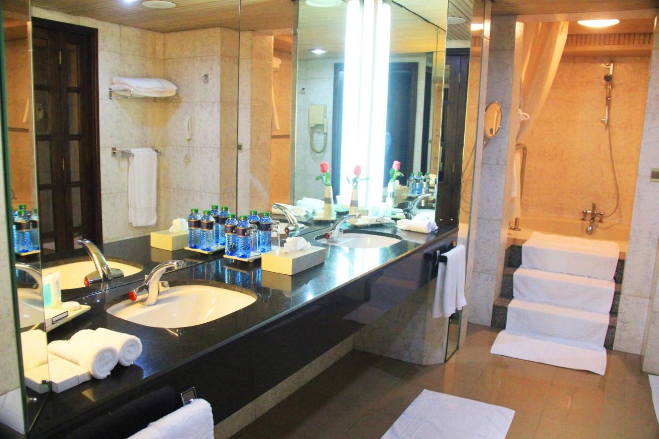 Hotel Ledger Plaza 3*